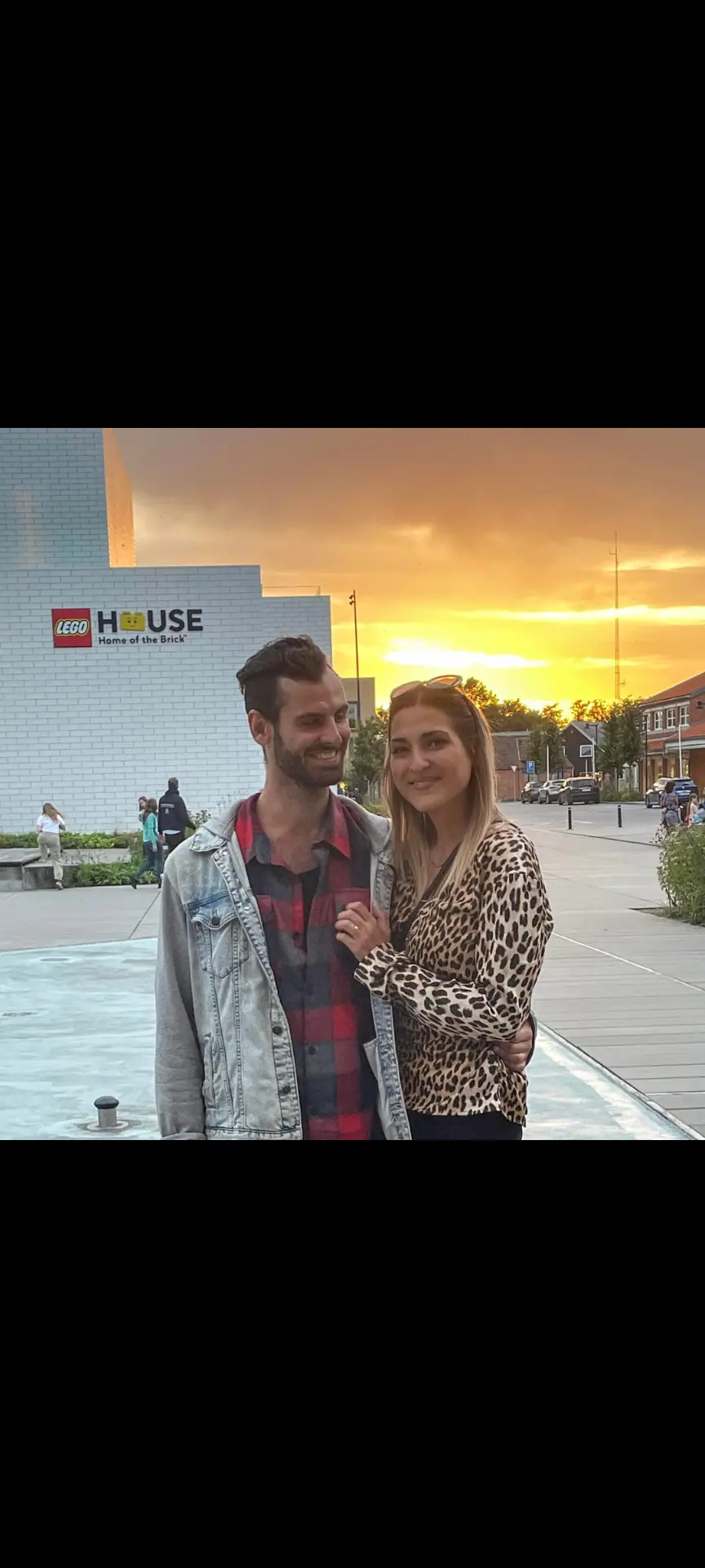 Benjamin ved LEGO House i Billund ved solnedgang