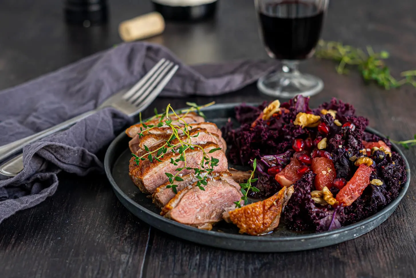 Magret de canard med grønkålssalat