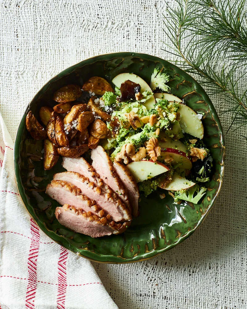 Andebryst med ovnkartofler og broccoli-æble-dadel salat