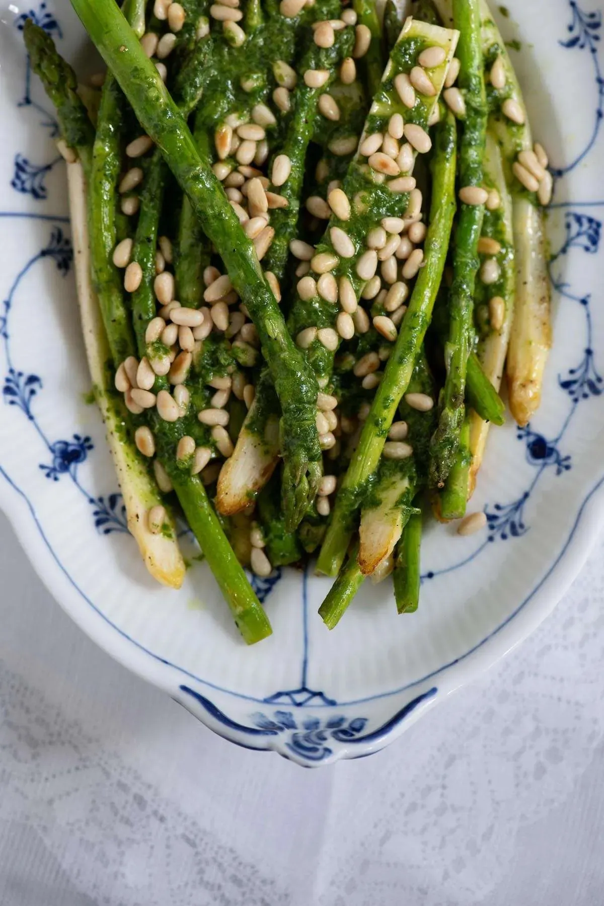 Pandestegte asparges med basilikum vinaigrette