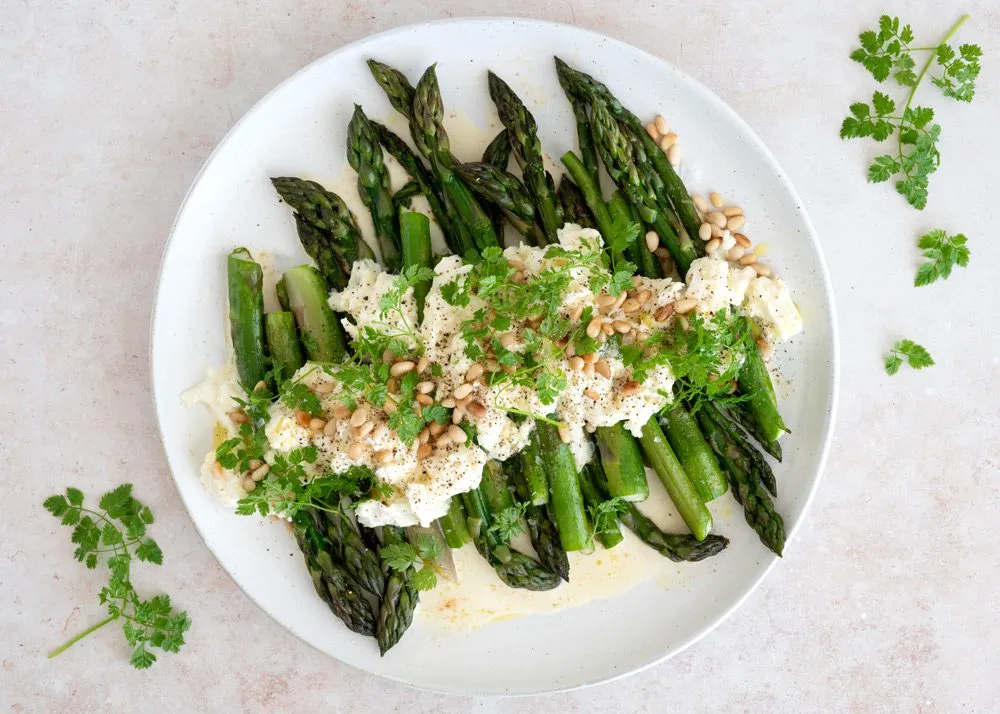 Stracciatella med smørstegte asparges
