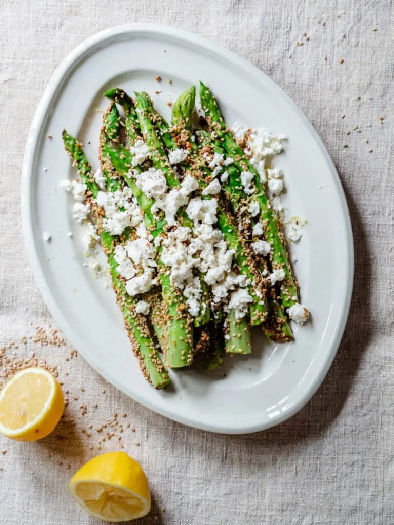 Sesamstegte asparges med feta