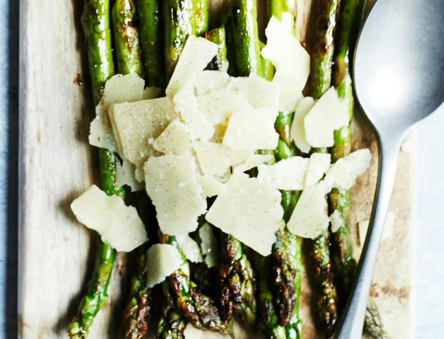 Grillede grønne asparges med parmesan