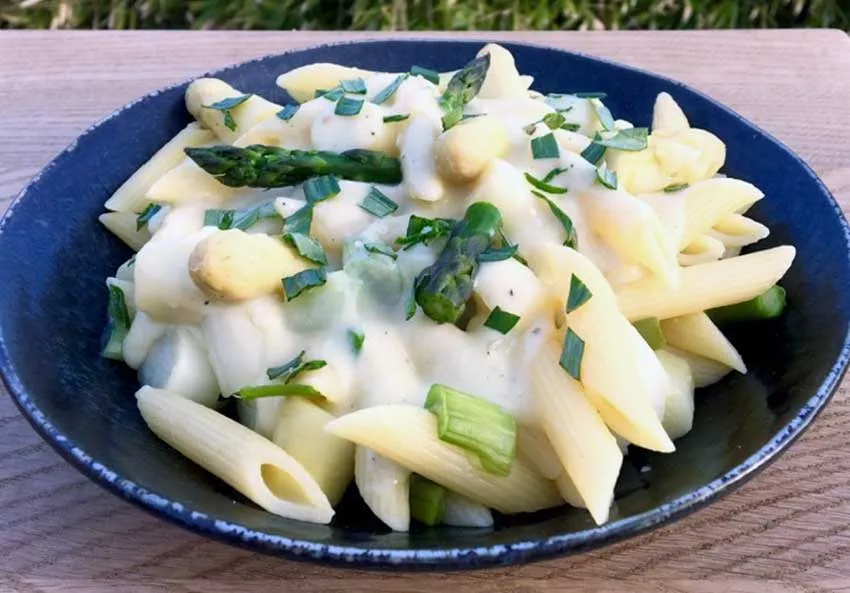 Pasta med grønne og hvide asparges