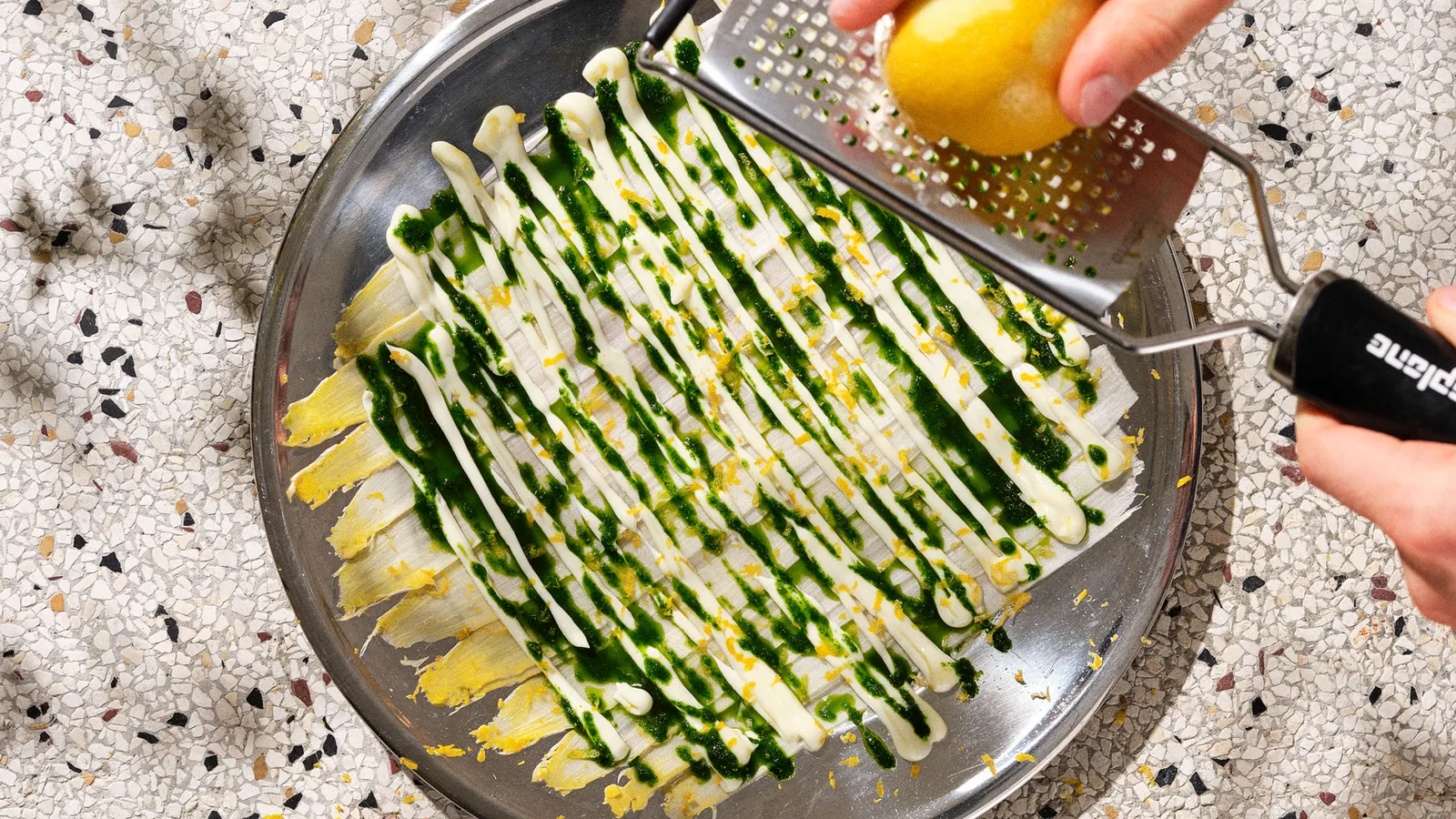 Asparges carpaccio med ramsløgsolie