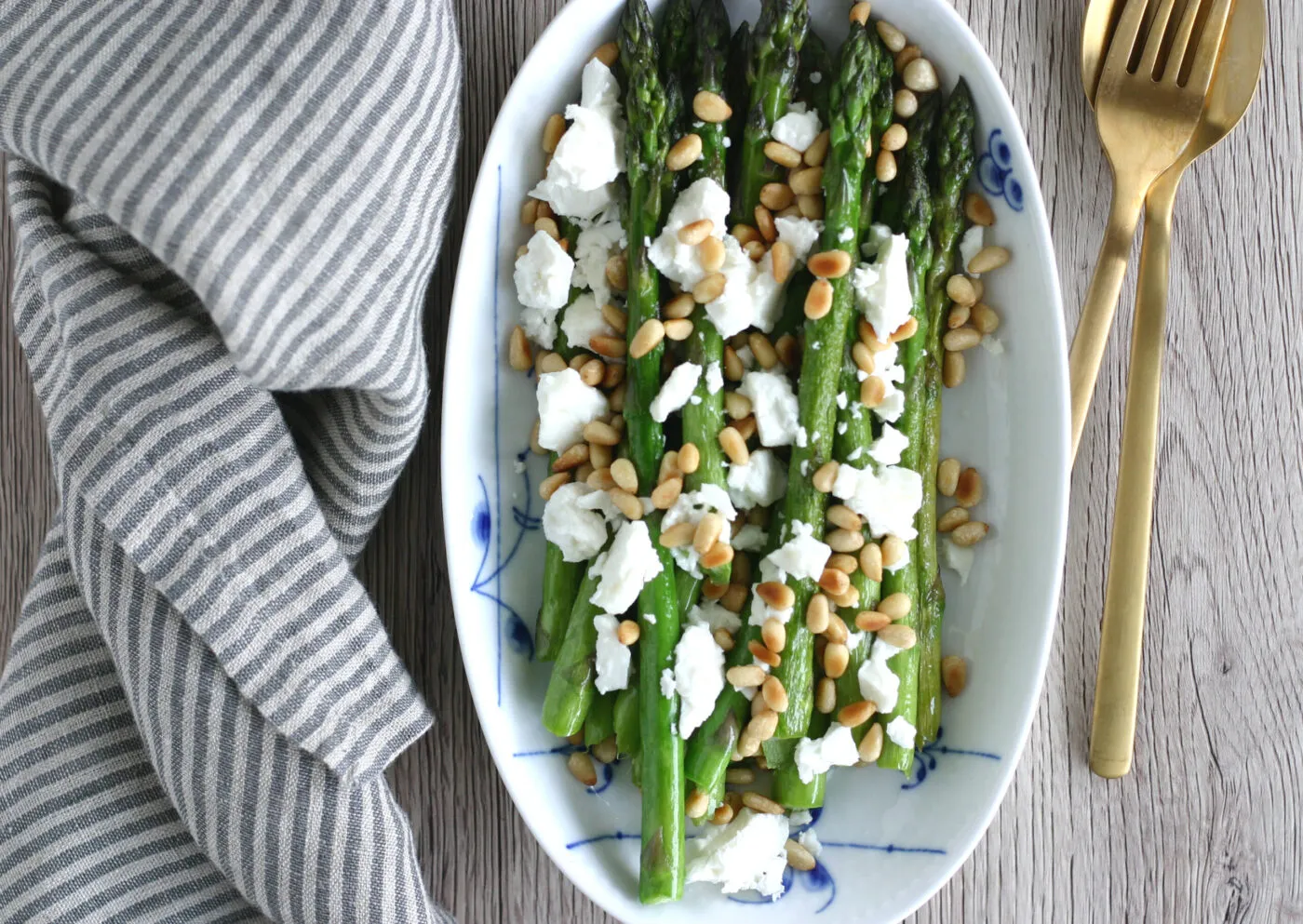 Lynstegte asparges med feta og ristede pinjekerner