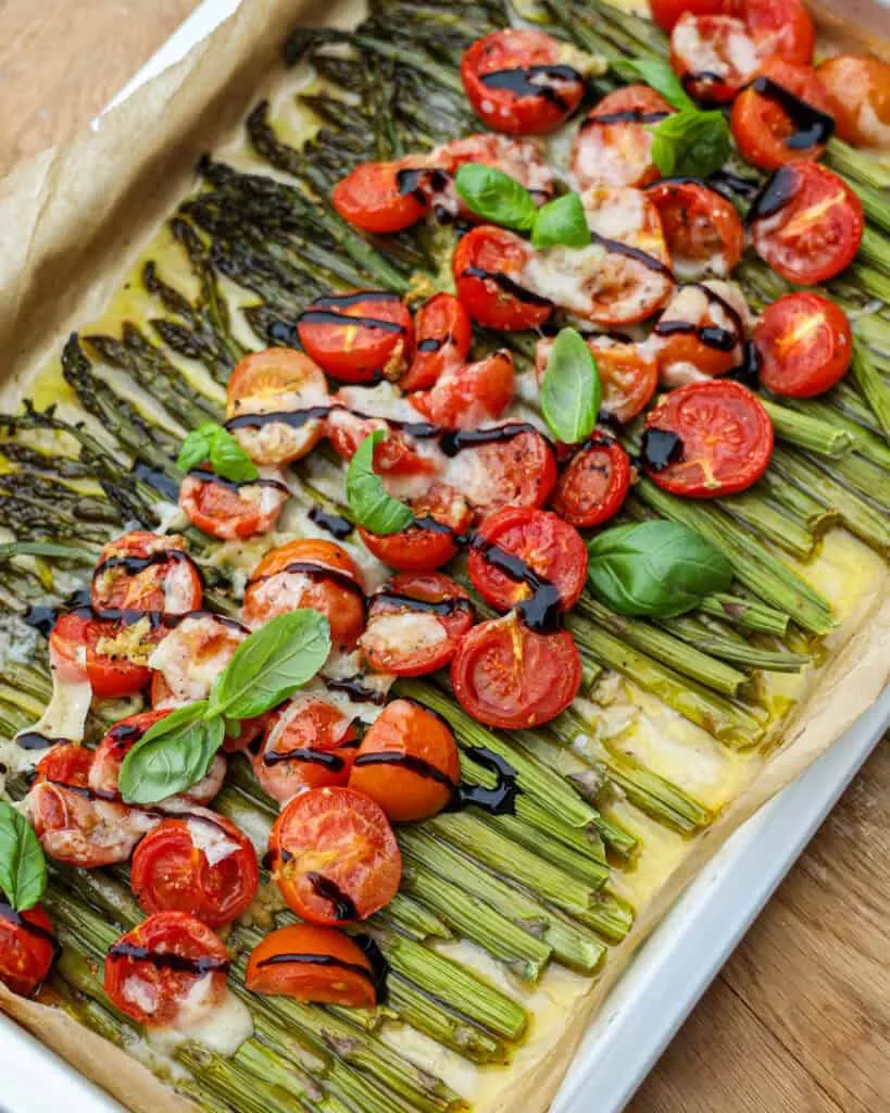 Bagte asparges med tomat og parmesan