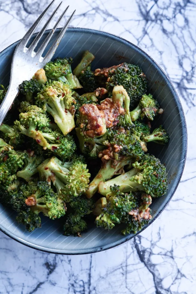 Stegte broccoli med peanutbutter-sauce