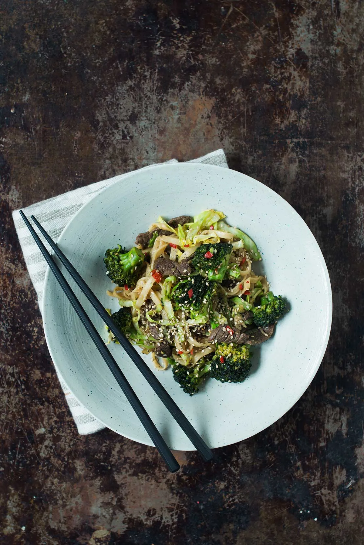 Nudler med broccoli, spidskål og oksekød