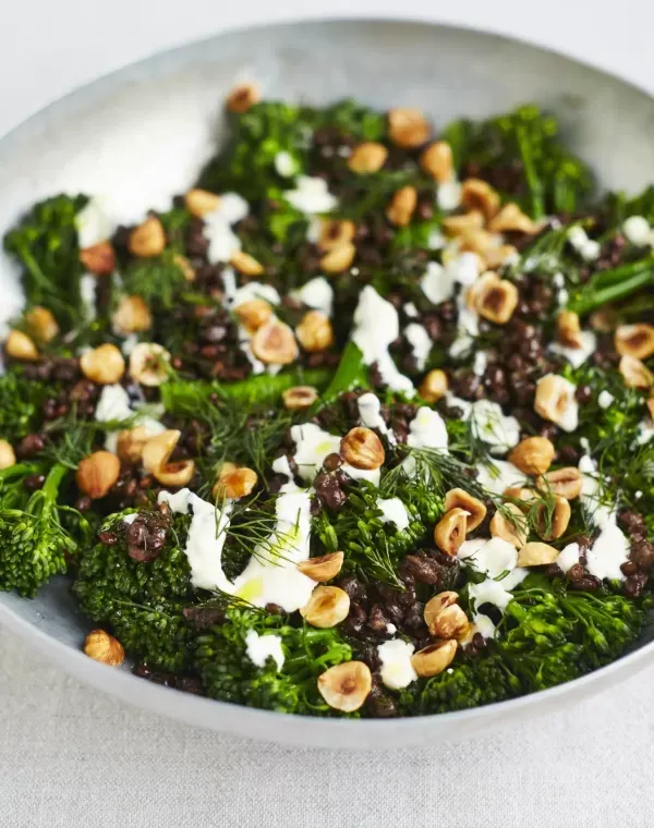 Bimi broccoli med hvidløg, puy-linser, dild og hasselnødder