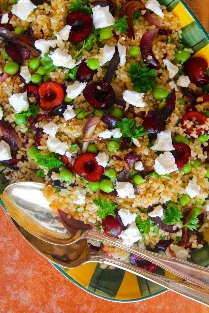 Bulgursalat med ærter, kirsebær, karamelliserede løg og feta