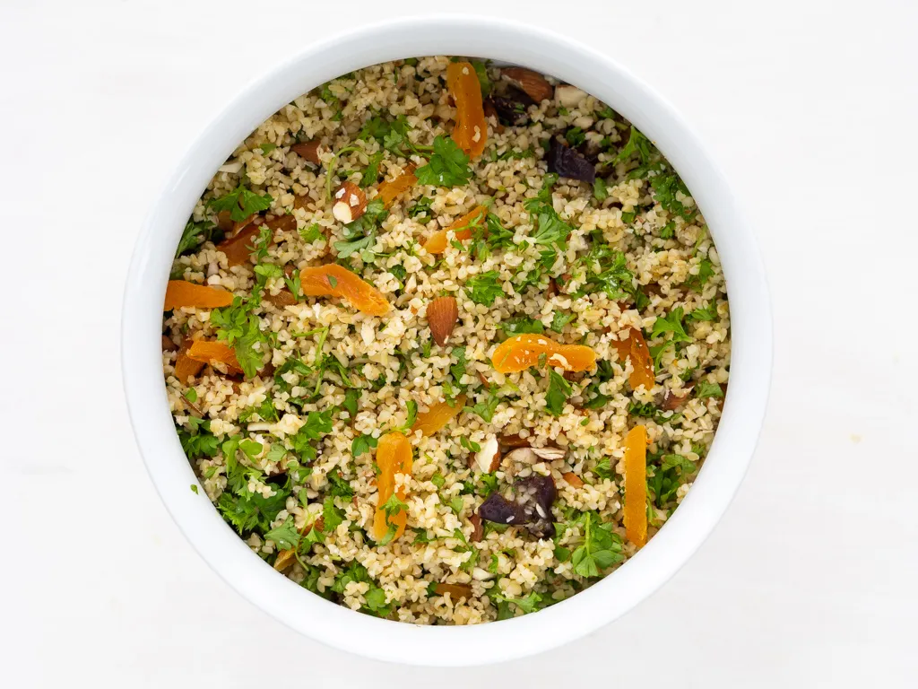 Bulgursalat med abrikoser, dadler og mandler