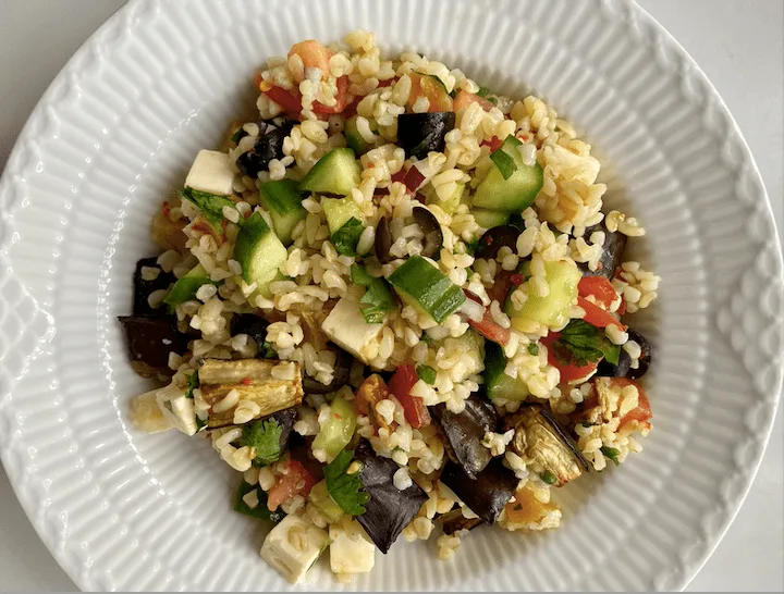 Bulgursalat med aubergine, abrikos og fetaost