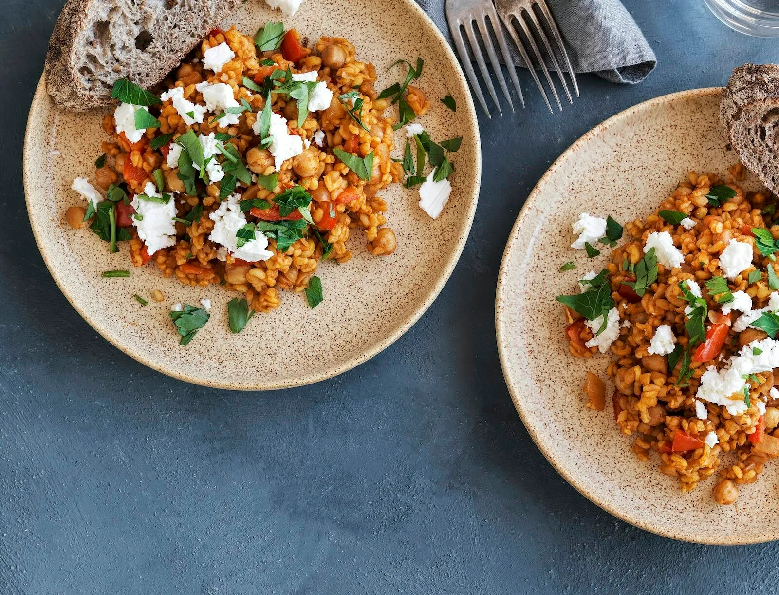 Lun bulgursalat med kikærter og feta