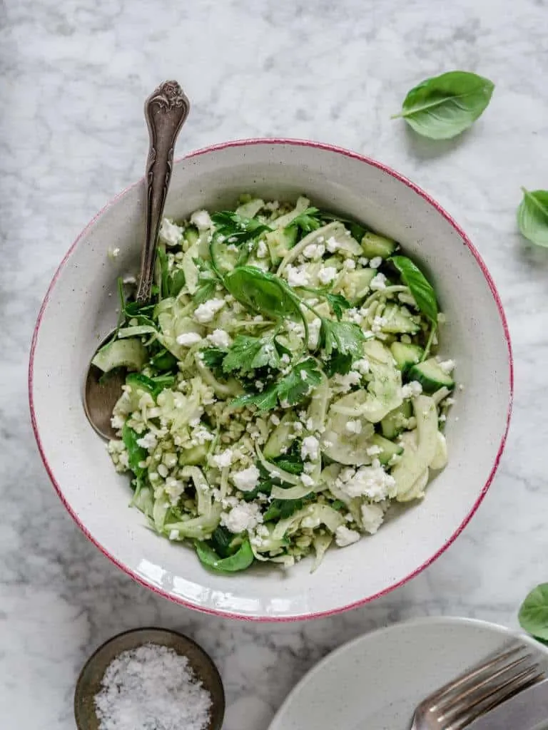 Grøn bulgursalat med feta og urteolie