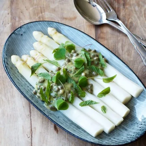 Kogte hvide asparges med kapersvinaigrette
