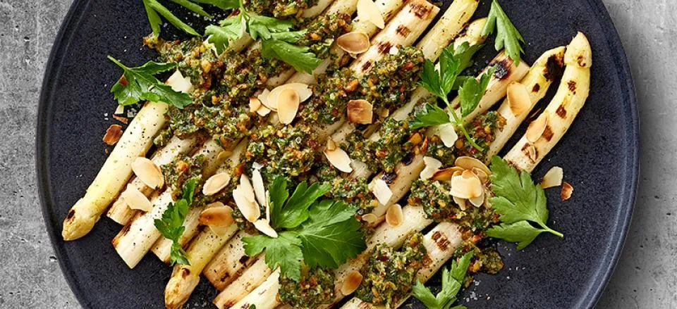 Grillede hvide asparges med persillepesto