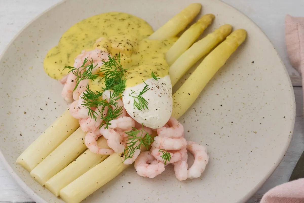 Hvide asparges med rejer, æg og dild-hollandaise