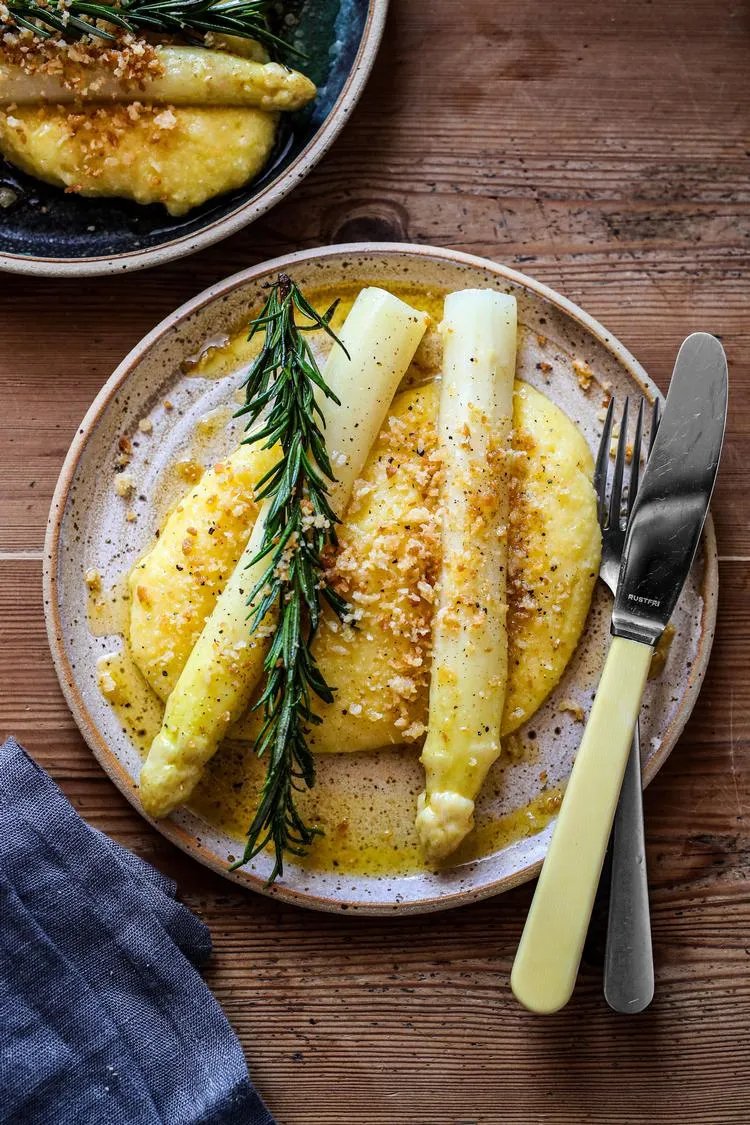 Hvide asparges med blød polenta og knas
