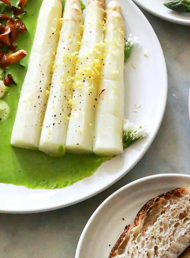 Hvide asparges med parmesan, citron og italiensk skinke