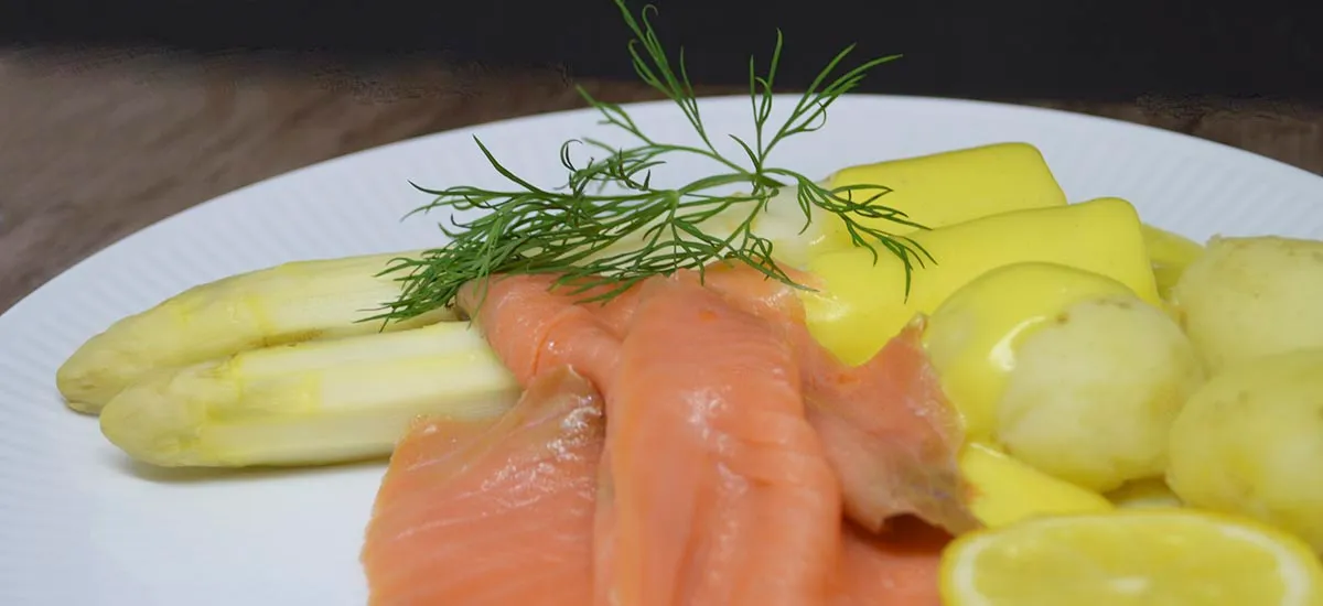 Hvide asparges med ferskrøget laks og hollandaise