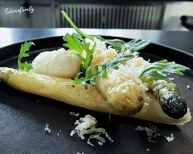 Hvide asparges stegt med rosmarin og parmesan