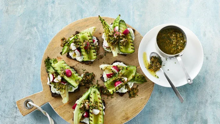 Grillet agurk med brunet smør, kapers og flødeost