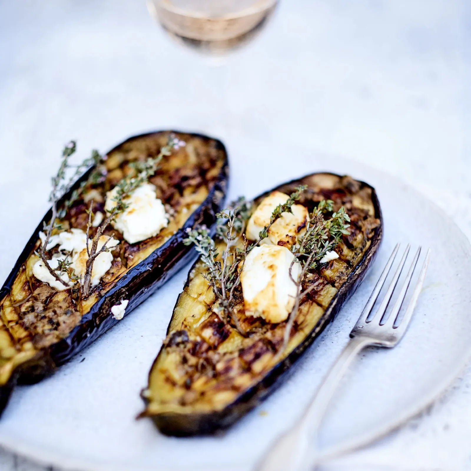 Aubergine med feta og timian