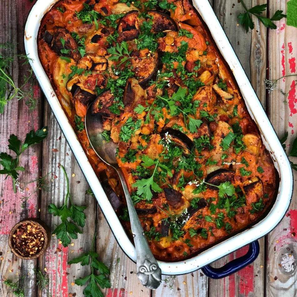 Kartoffelfad med aubergine, kikærter, tomat, kokosmælk og Tandoori