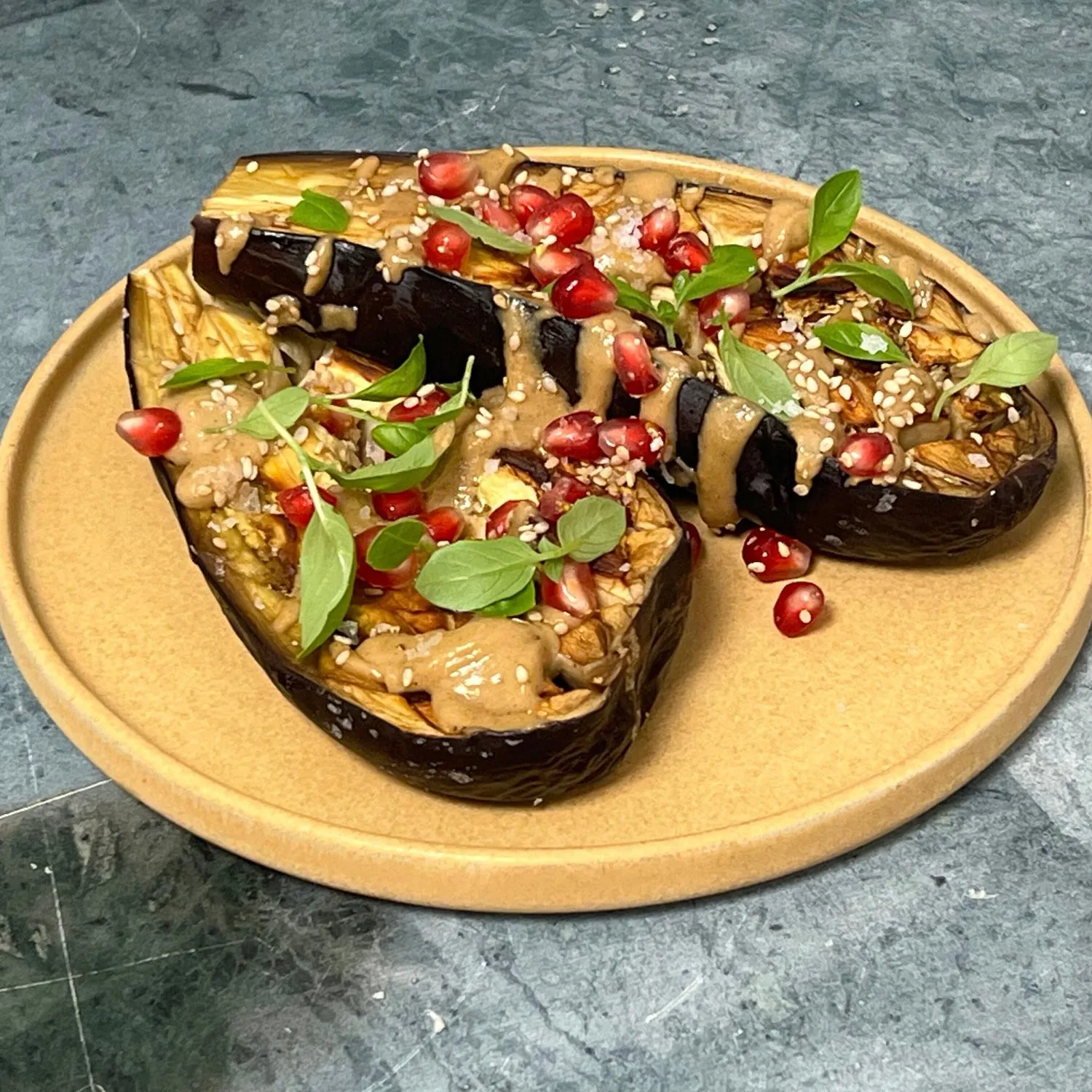 Bagt aubergine med tahindressing