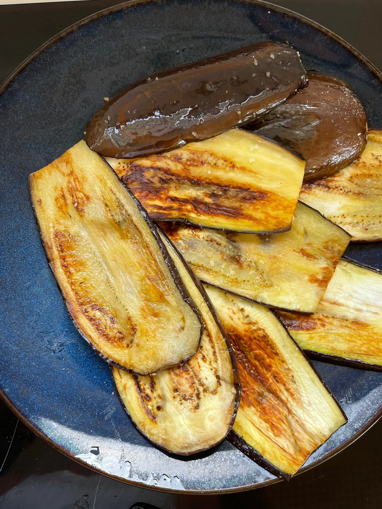 Bagt aubergine med tomat og ost