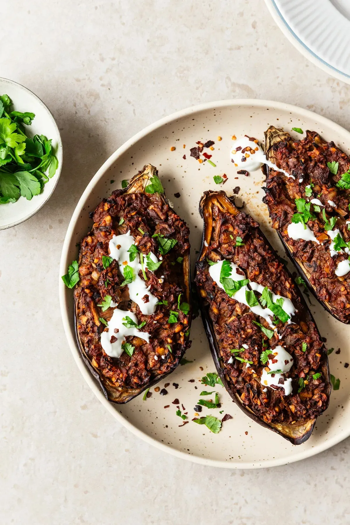 Fyldt aubergine med gråærter og svampe
