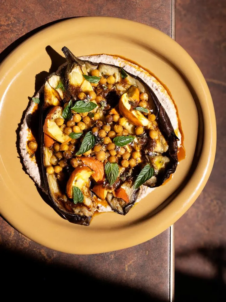 Bagt aubergine med valnøddemisopuré, sprøde kikærter og harissa