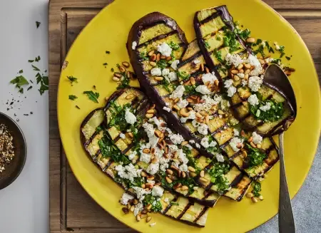 Grillede auberginer med persille, hvidløg og feta