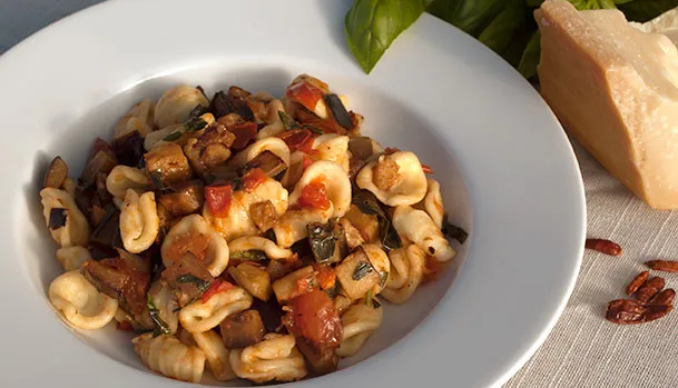 Pasta med aubergine, tomat og basilikum
