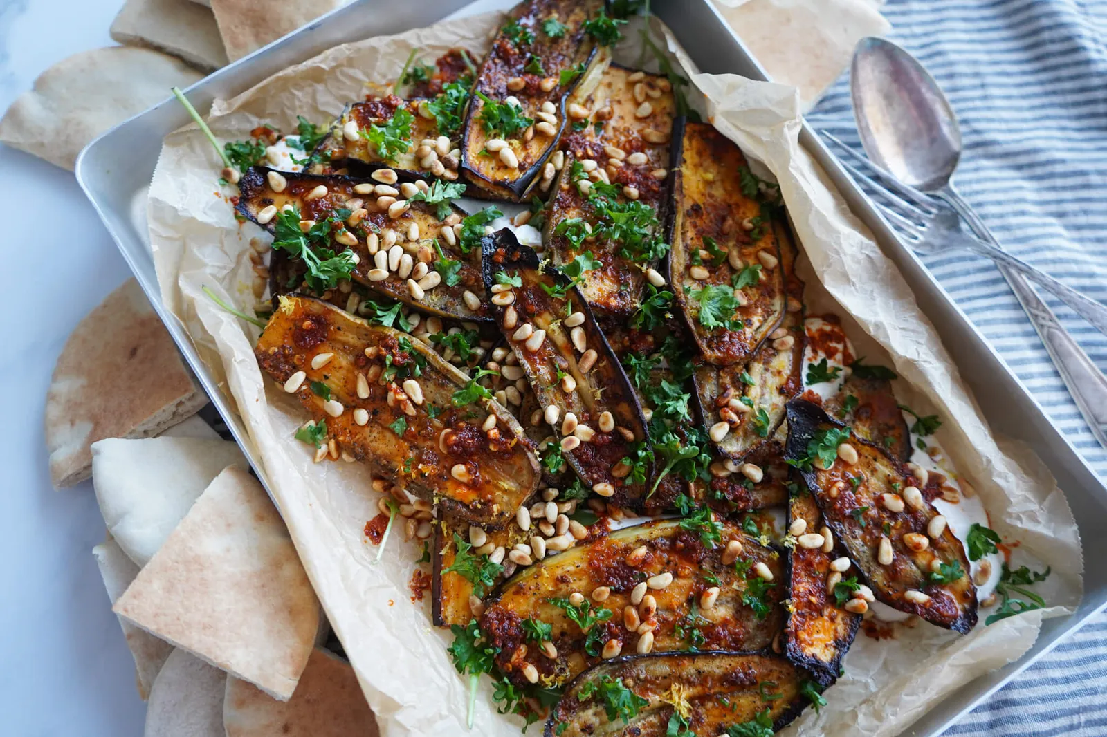 Bagt aubergine med yoghurtsauce