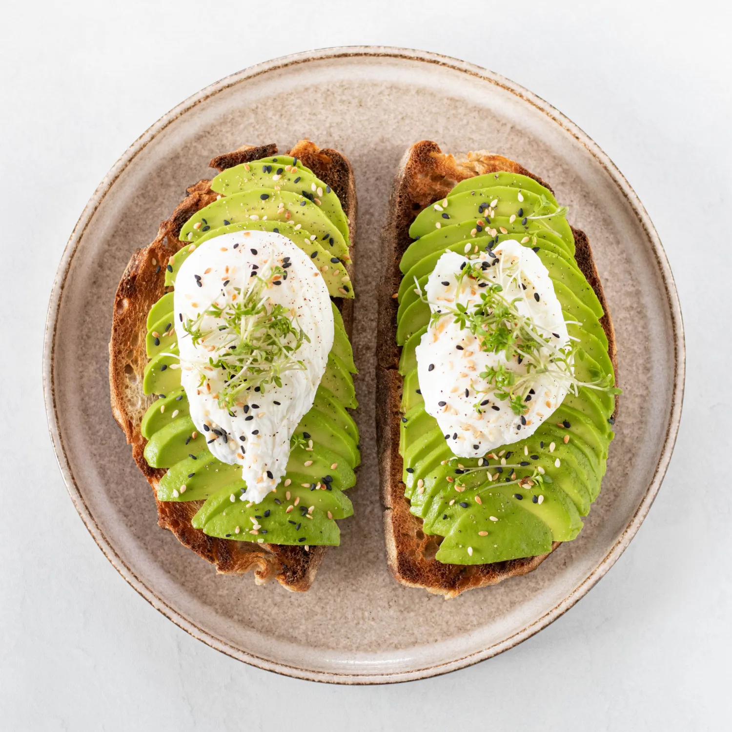 Avocadotoast med pocheret æg