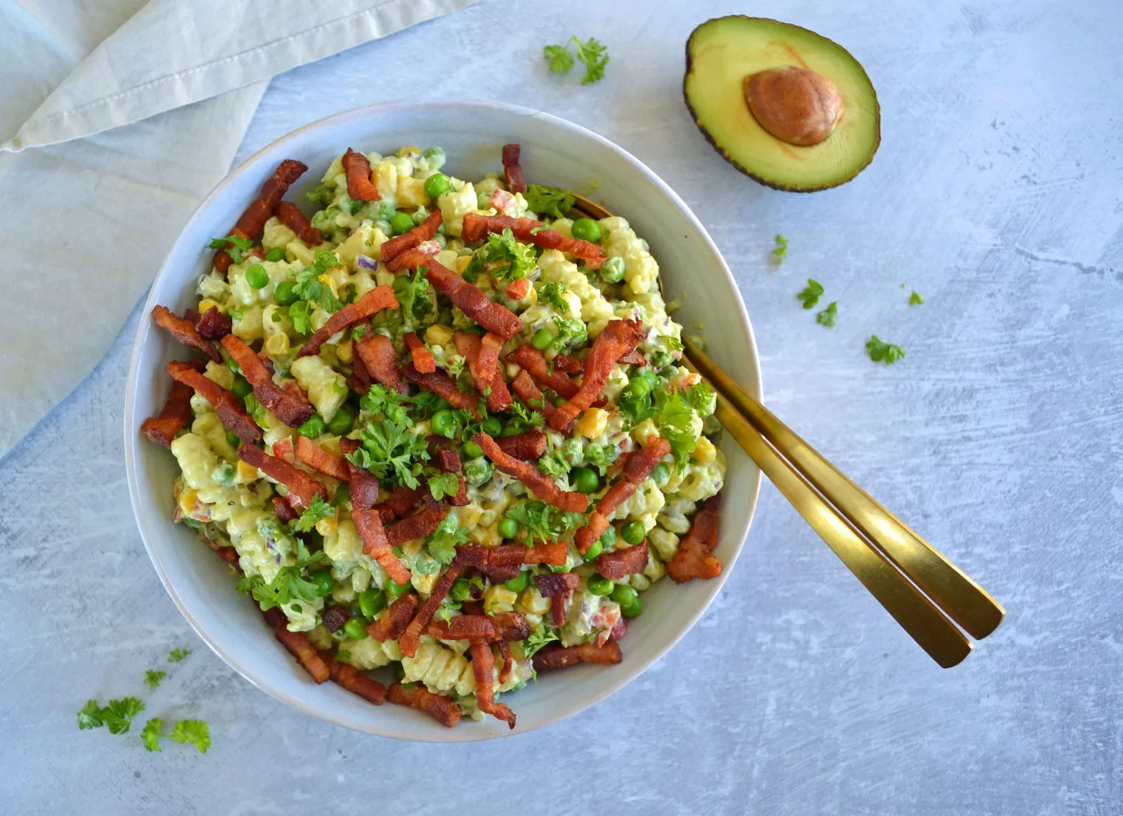 Pastasalat med avocadocreme