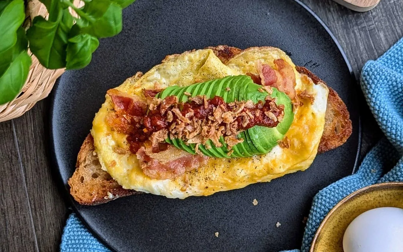 Åben toast med æg, bacon og avocado
