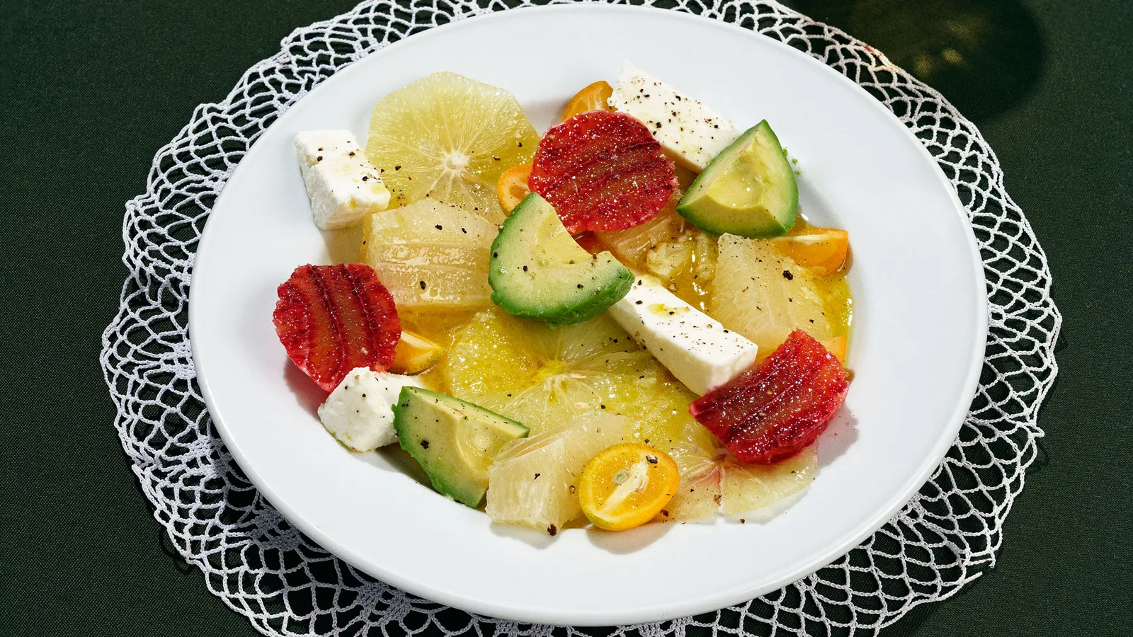 Salat med citrusfrugter, avocado og fetaost