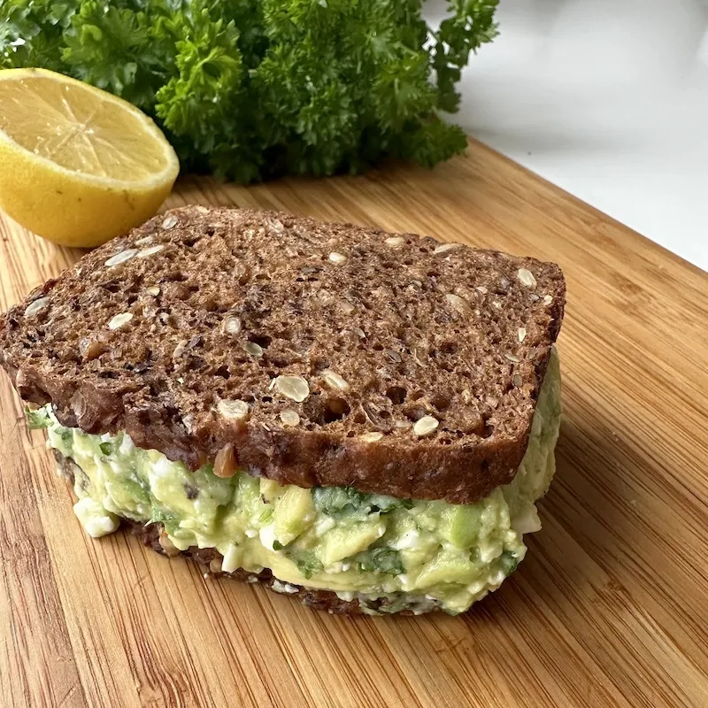 Æg og avocado sandwich