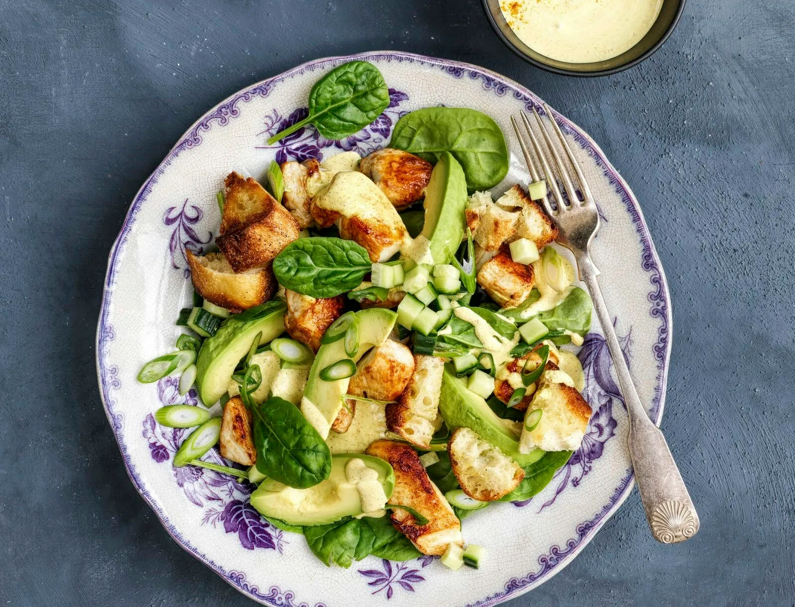 Kyllingesalat med avocado, karrydressing og croutoner