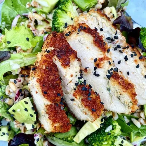 Speltsalat med broccoli, avocado og sprød kylling