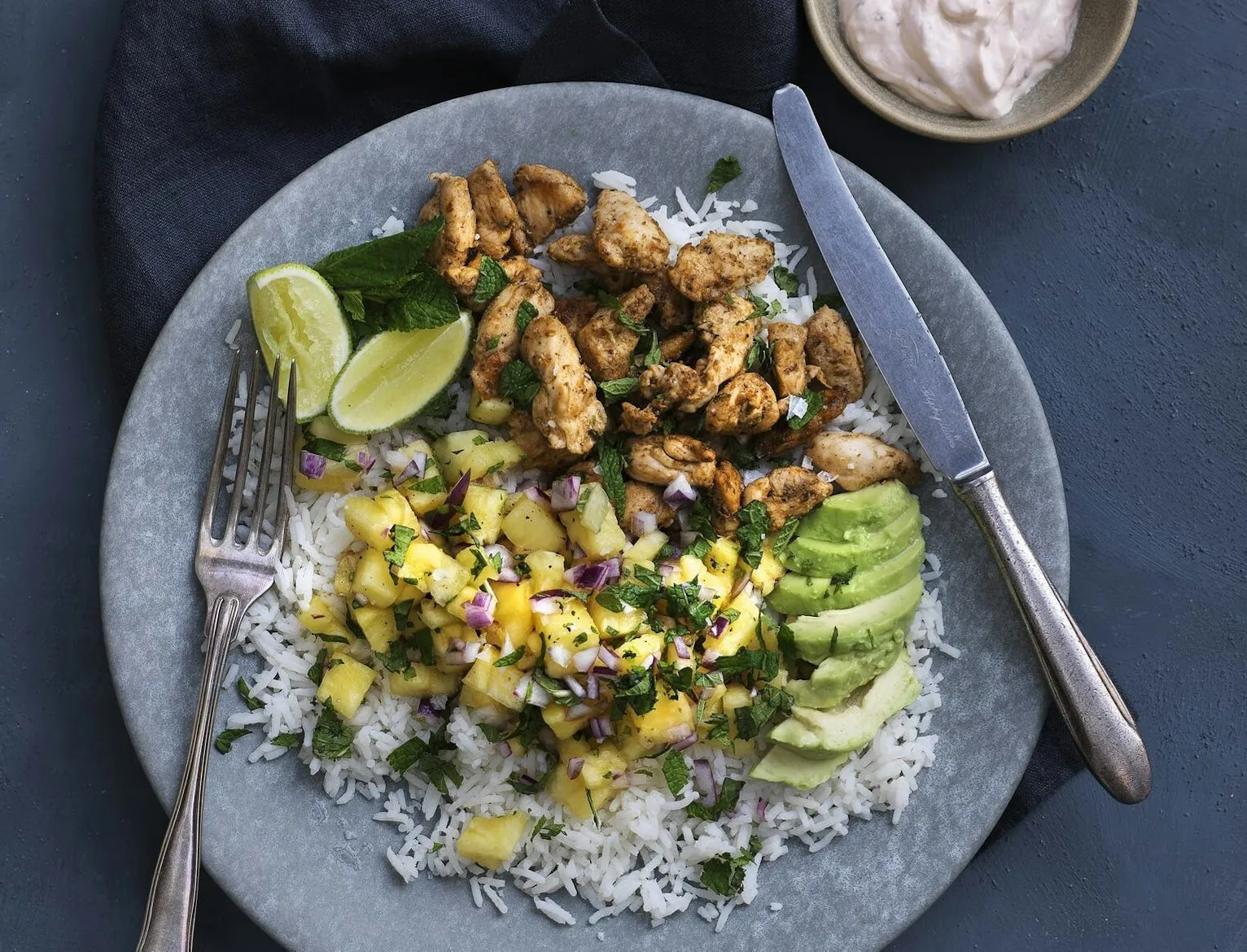 Krydret kylling med ananassalsa, avocado og ris