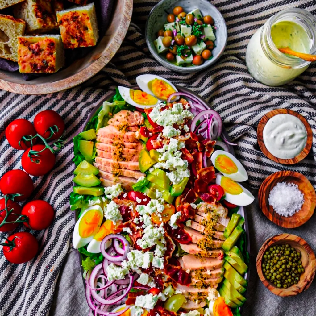 Cobb Salad med kylling, bacon og avocado