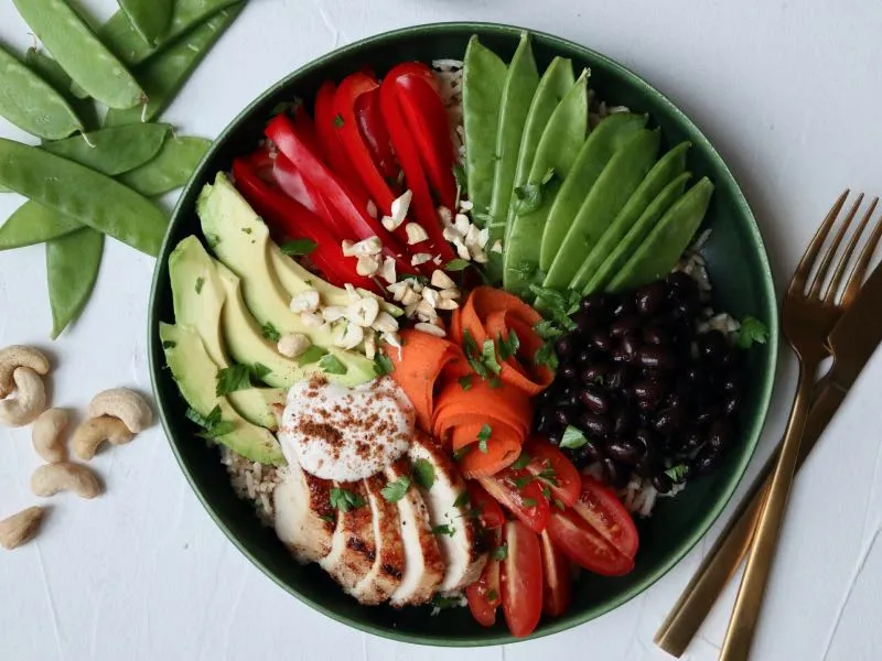Poke bowl med kylling og avokado