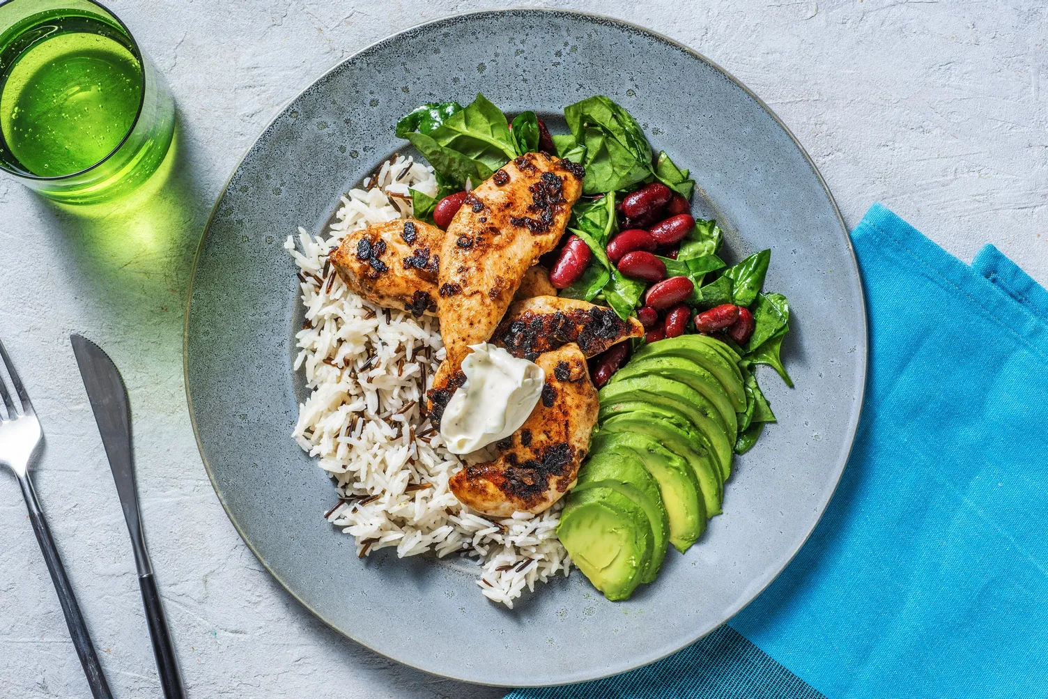 Krydret kylling med ris, bønner, avocado og limedressing