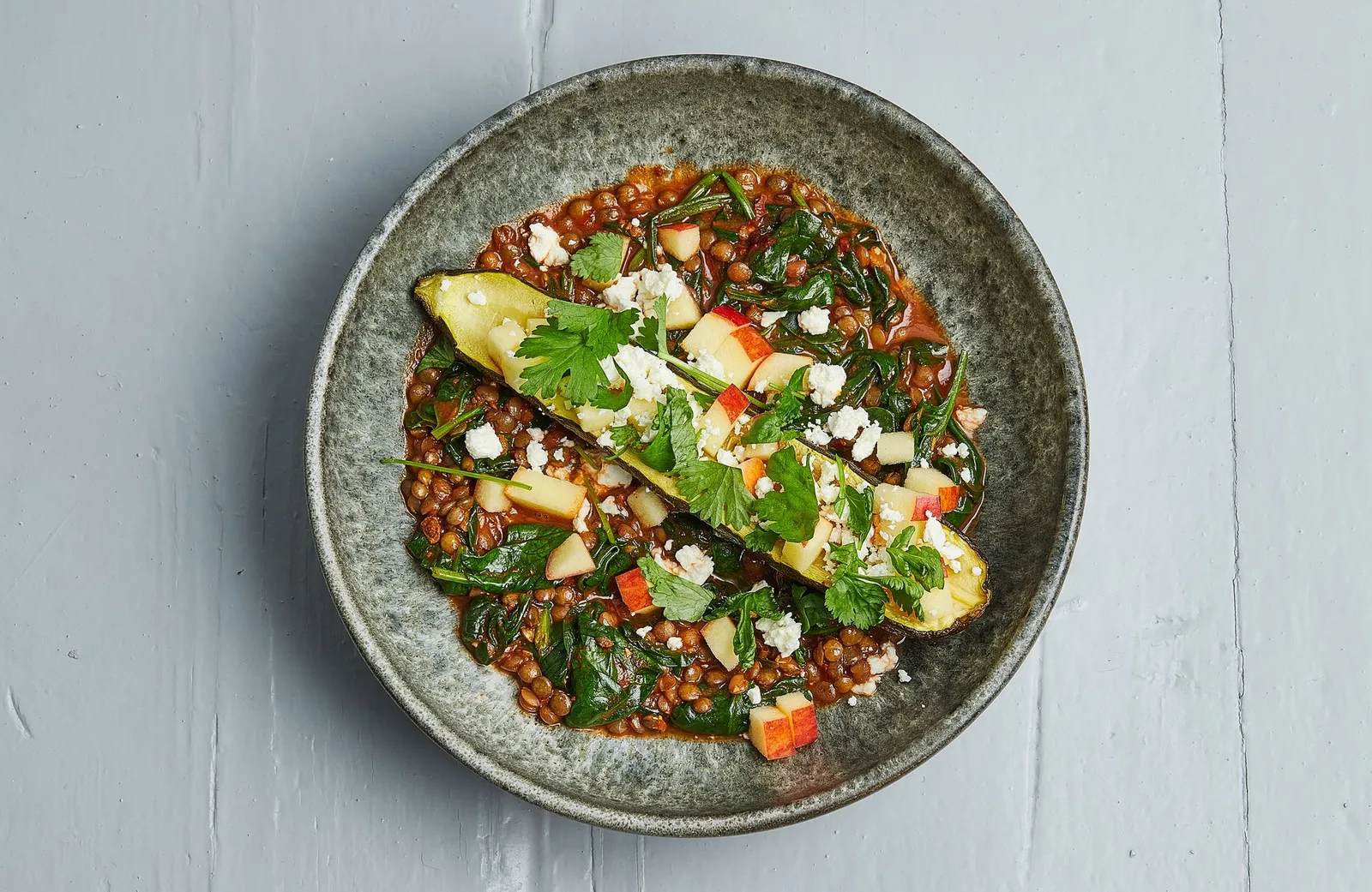 Krydrede belugalinser med stegt squash, spinat og æbler