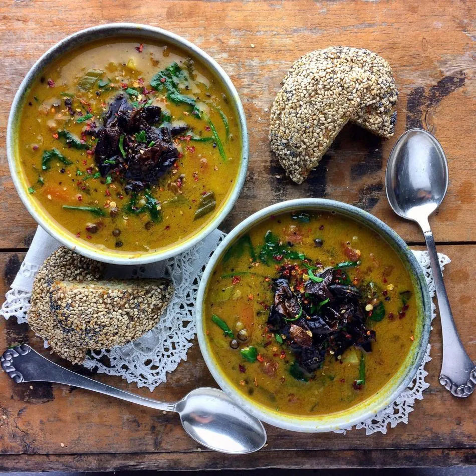 Rustik grønsagssuppe med belugalinser og stegt Söl