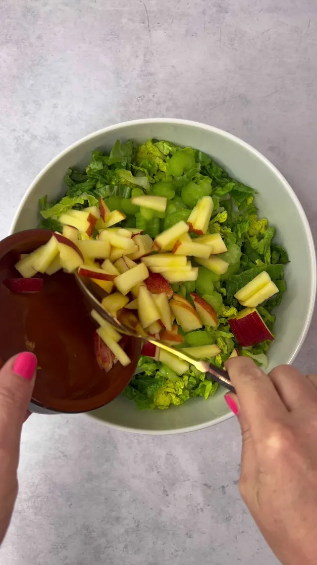 Grøn salat med æbler og bladselleri